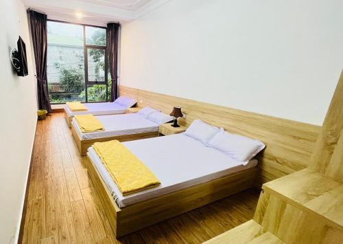 Llit o llits en una habitació de Khách Sạn Hoàng Nam-Cửa Lò-Nghệ An