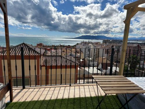 balcone con panchina e vista sull'oceano di Rooms in Seafront Villa a Málaga