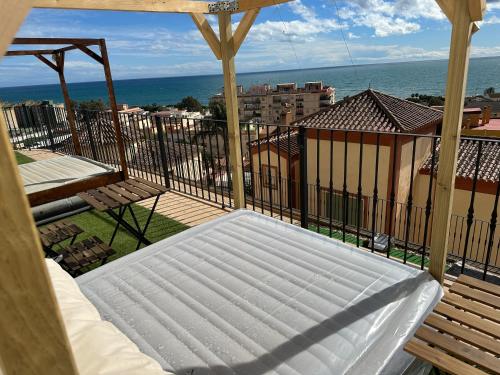 マラガにあるRooms in Seafront Villaの海の景色を望むバルコニー(ベッド1台付)
