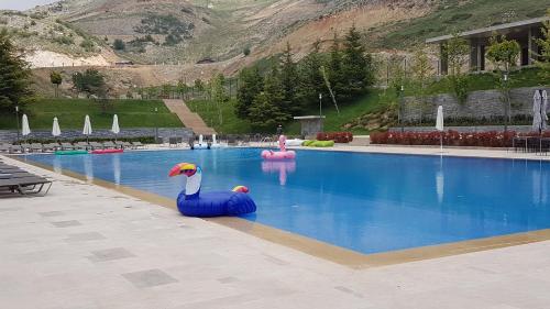 Πισίνα στο ή κοντά στο Le Grand Chalet Zaarour
