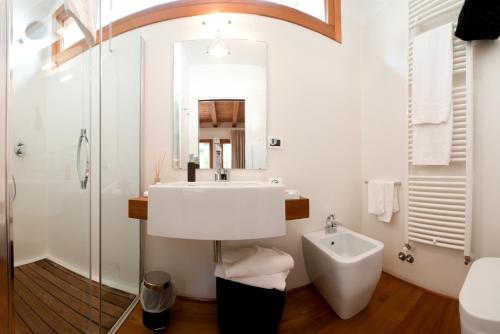 Kylpyhuone majoituspaikassa Tre Merli Beach Hotel