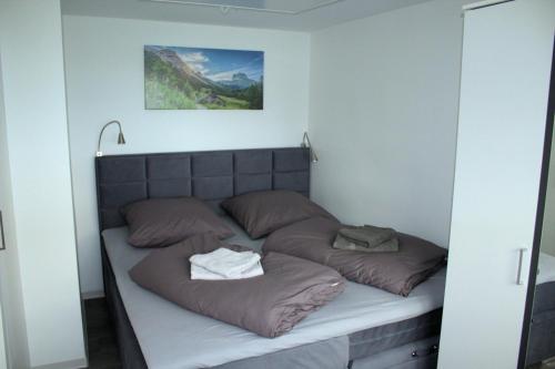 a bed in a room with two pillows at Harzidyll-Meinecke in Blankenburg