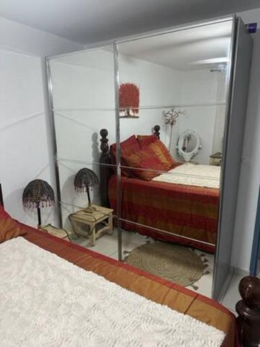 Cozy Villa in Le Moule tesisinde bir odada yatak veya yataklar