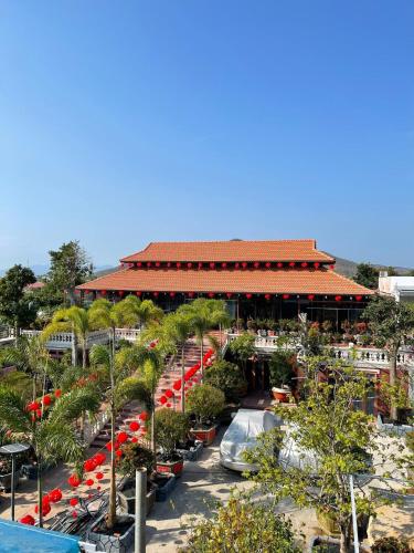 een resort met veel palmbomen en een gebouw bij homestay 252 Long Hải in Ấp Lò Vôi