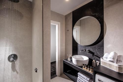 un bagno con lavandino e specchio di Icos City 1 a Hersonissos