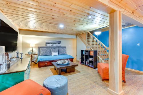Ένα ή περισσότερα κρεβάτια σε δωμάτιο στο Dog-Friendly Mtn Retreat in Whitehall with View!