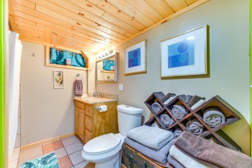 Ένα μπάνιο στο Dog-Friendly Mtn Retreat in Whitehall with View!