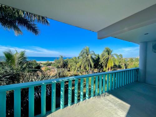 ein Balkon mit Blick auf das Meer in der Unterkunft Siete Mares in Brisas de Zicatela
