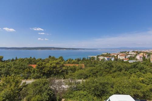 een uitzicht op het meer vanuit een huis bij Ferienwohnung für 5 Personen ca 59 qm in Crikvenica, Kvarner Bucht Crikvenica und Umgebung in Crikvenica