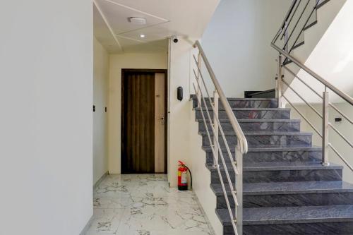 Una escalera en una casa con escaleras azules en Super Capital O Poona Royal en Chinchiwad