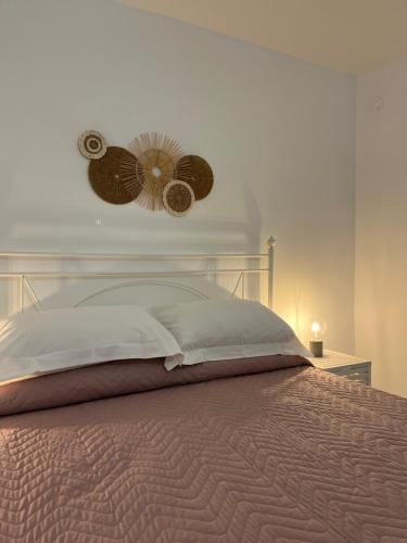 Schlafzimmer mit einem großen Bett und einem Ventilator an der Wand in der Unterkunft Casa San Domingo in Marina di Camerota