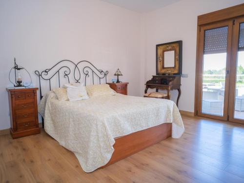 um quarto com uma cama, uma cómoda e um espelho em Chalet con Piscina Privada Vistas a Campo de Golf em Chiclana de la Frontera