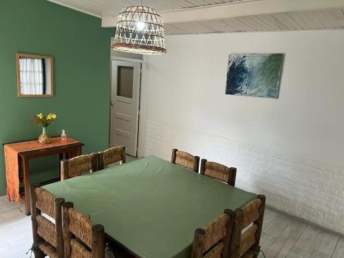 comedor con mesa verde y sillas en *Casa Cabildo* en Godoy Cruz