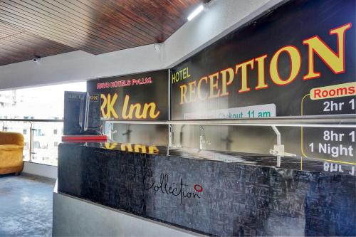 OYO Collection O Hotel Rk Inn في بيون: مطعم به لافتات على جانب الجدار