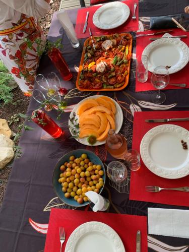 a table with food and plates of food on it at Maison écologique de qualité supérieure in Monflanquin