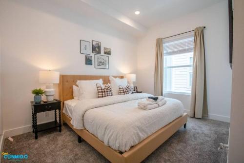 Un dormitorio con una cama grande y una ventana. en Euclid, en Salt Lake City