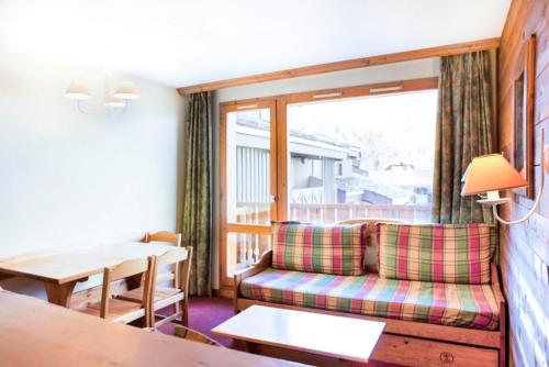 un salon avec un canapé et une table dans l'établissement Quartier Crève Cœur - maeva Home - 2 Pièces 5 Personnes Confort MAE-1277, à Valmorel