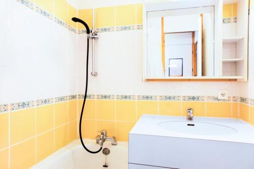 een badkamer met een wastafel en een douche bij Les Résidences de Valmorel - maeva Home - 2 Pièces 5 Personnes Confort 77 in Valmorel