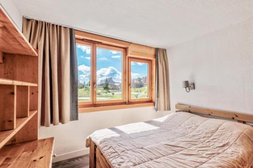 une chambre avec un lit et une grande fenêtre dans l'établissement Résidence Les Portes du Soleil - maeva Home - 2 Pièces 6 Personnes Sélection MAE-1281, à Morzine