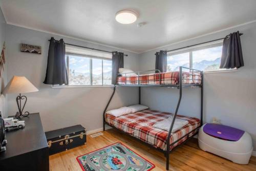 a bedroom with a bunk bed and a desk at Diamond in Sandy