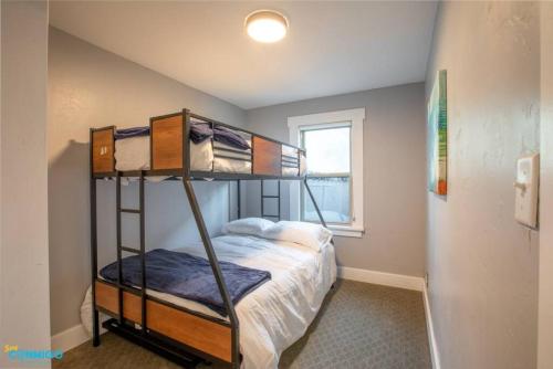 Un dormitorio con una litera y una ventana. en Parkway, en South Salt Lake