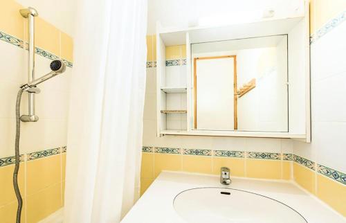 ein Bad mit einem Waschbecken und einem Spiegel in der Unterkunft Les Résidences de Valmorel - maeva Home - 2 Pièces 5 Personnes Confort 79 in Valmorel