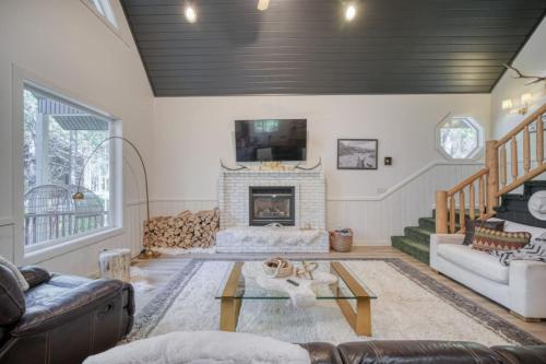 a living room with a couch and a fireplace at Bills Island Hideaway in Island Park