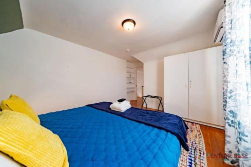 a bedroom with a blue bed with a yellow blanket at Trailblazer's Retreat, Venture Base Unit 3 in Kanab