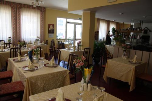Reštaurácia alebo iné gastronomické zariadenie v ubytovaní Hotel Ristorante Thomas