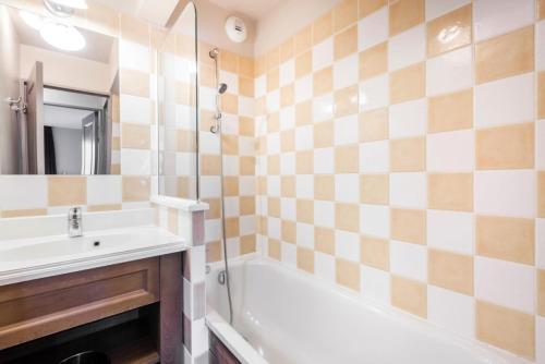 een badkamer met een wastafel, een bad en een douche bij Résidence L'Albane - maeva Home - 3 Pièces 7 Personnes Prestige 03 in Vars
