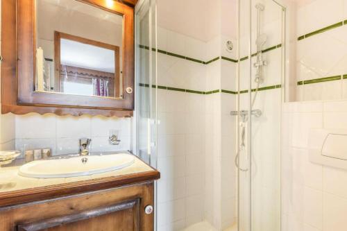 une salle de bain avec un lavabo et une douche dans l'établissement Résidence Le Roselend - maeva Home - Appartement 4 Pièces 8 Personnes - Sélection MAE-1642, à Bourg-Saint-Maurice