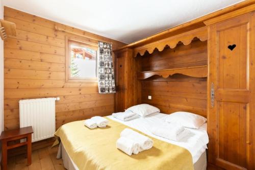 - une chambre avec 2 lits dans une pièce en bois dans l'établissement Résidence Les Alpages de Chantel - maeva Home - Appartement 3 Pièces 6 Personnes - Sélection MAE-1650, à Bourg-Saint-Maurice
