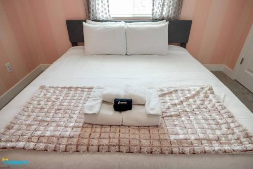 a bedroom with a bed with towels on it at Oquirrh Mountain Haven in South Jordan