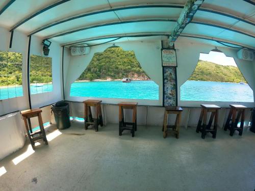 een groep stoelen in een kamer met uitzicht op de oceaan bij Limetree Cottage at Chocolate Hole in Cruz Bay