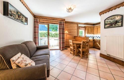 un salon avec un canapé et une table dans l'établissement Résidence La Ginabelle - maeva Home - 2 Pièces 4 Personnes Prestige MAE-1307, à Chamonix-Mont-Blanc