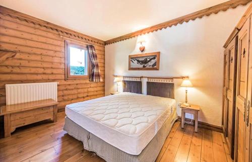 une chambre avec un grand lit et une fenêtre dans l'établissement Résidence La Ginabelle - maeva Home - 2 Pièces 4 Personnes Prestige MAE-1307, à Chamonix-Mont-Blanc