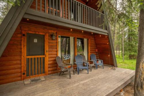 アイランド・パークにあるJ10 Cabinの椅子とバルコニーのある小屋のポーチ