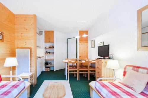 une pièce avec une table et une salle à manger dans l'établissement Résidence Les Sentiers du Tueda - maeva Home - 2 Pièces 6 Personnes Sélection MAE-1311, à Les Allues