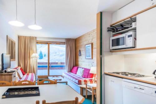 une pièce avec une cuisine et un salon dans l'établissement Résidence Les Sentiers du Tueda - maeva Home - 2 Pièces 6 Personnes Sélection MAE-1311, à Les Allues
