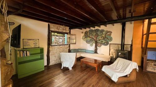 - un salon avec un canapé, une table et des chaises dans l'établissement Cabaña Costa Azul Los Acantilados, à Mar del Plata