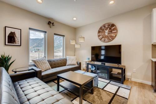 Χώρος καθιστικού στο Elbert's Escape Sleeps 8 Lakefront Views