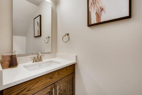 乔治城Elbert's Escape Sleeps 8 Lakefront Views的带水槽和镜子的浴室