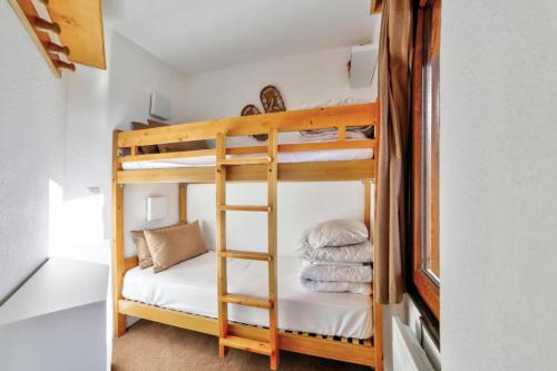 Cette chambre dispose de lits superposés et de 2 lits superposés. dans l'établissement Résidence Quartier Falaise - maeva Home - Appartement 2 Pièces 5 Personnes au pied des pistes - Sélection - super Home MAE-1931, à Avoriaz