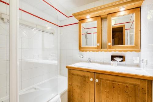 une salle de bain avec un lavabo et une douche dans l'établissement Résidence Les Alpages de Chantel - maeva Home - Appartement 3 Pièces 6 Personnes - Sélection MAE-1538, à Bourg-Saint-Maurice
