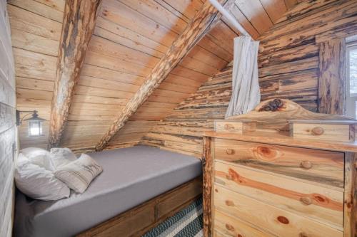 Ένα ή περισσότερα κρεβάτια σε δωμάτιο στο Bootjack Bungalow