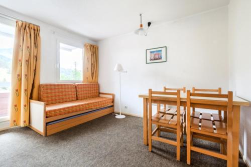 - une chambre avec un banc, une table et une fenêtre dans l'établissement Résidence L'Eyssina - maeva Home - Appartement 2 Pièces 6 Personnes - Budget MAE-1420, à Vars