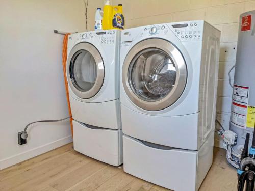 a washing machine and a dryer in a laundry room at Lake House Escape, Venture Base Unit 7 in Kanab