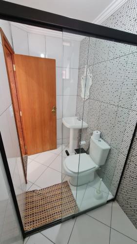 a bathroom with a toilet and a sink at Hotel e Pousada Ed1000son in São João del Rei