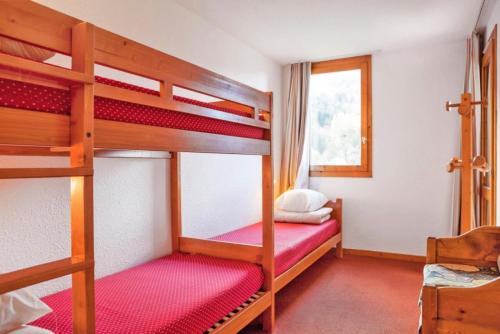 une chambre avec deux lits superposés dans l'établissement Quartier Crève Cœur - maeva Home - 2 Pièces 5 Personnes Confort MAE-2007, à Valmorel
