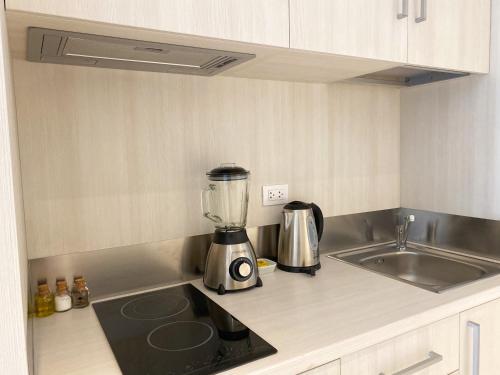 a kitchen with a blender on a counter next to a sink at Primera Parada By Wynwood House in Lima
